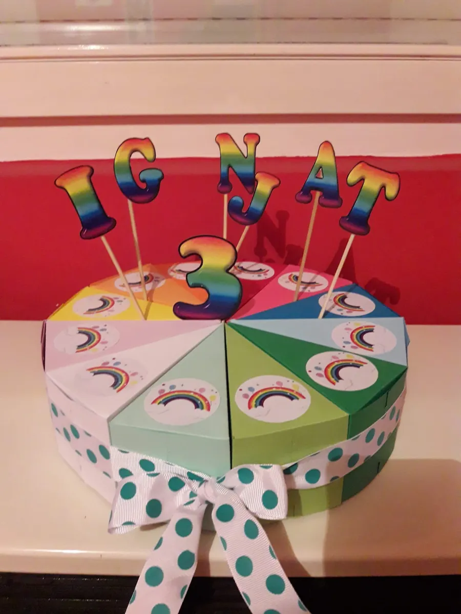 Torta od kartona u bojama duge sa imenom Ignjat i brojem 3