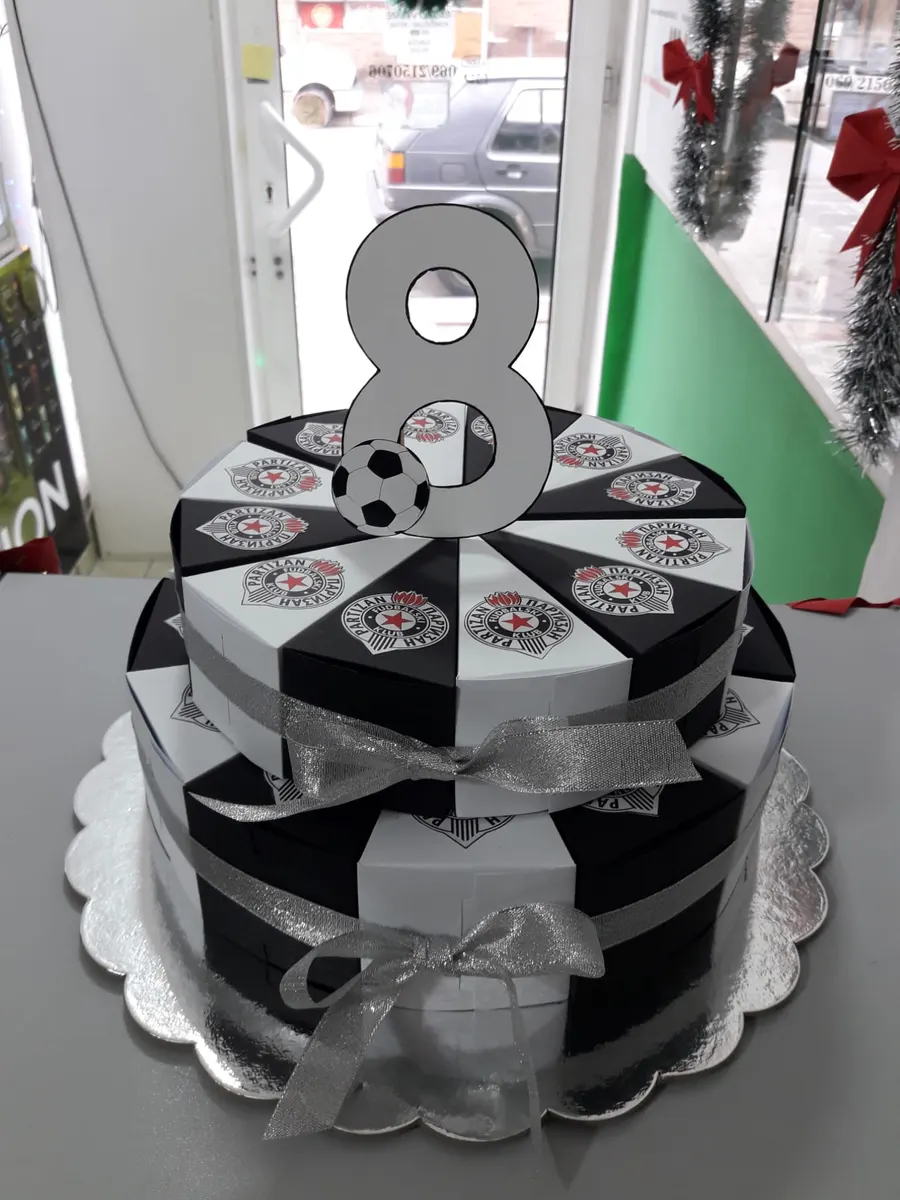 Dvospratna crno-bela fudbalska torta od kartona sa brojem 8