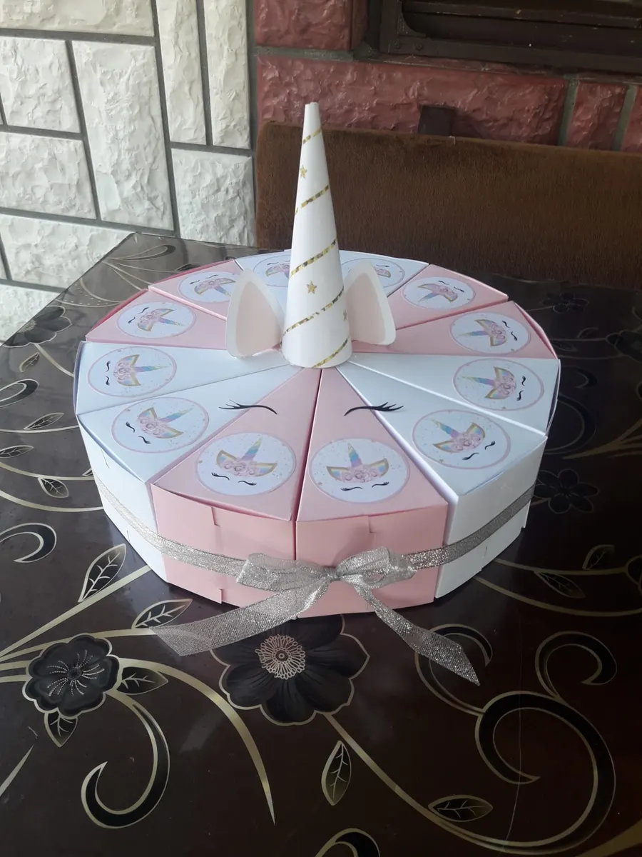 Roze-bela torta od kartona sa jednorogom