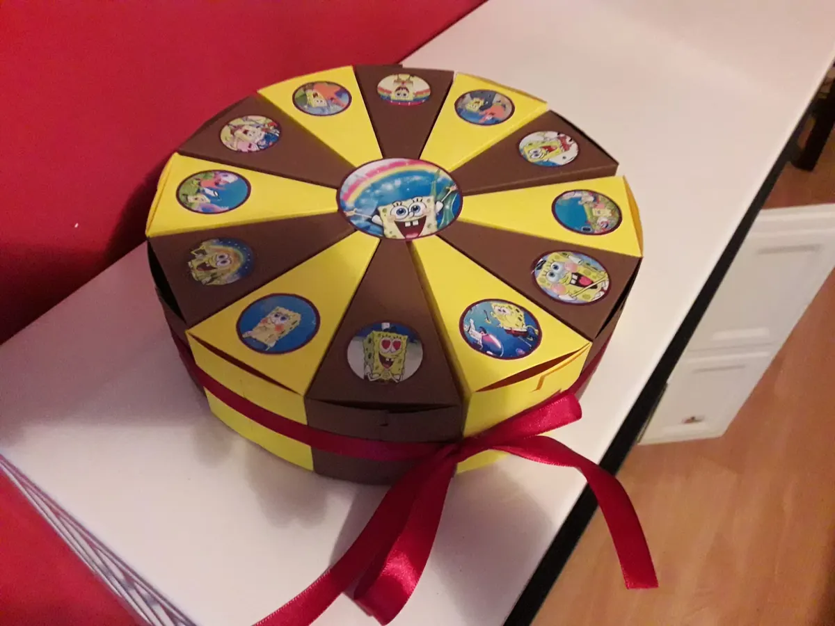 Žuto-braon torta od kartona vezana crvenom mašnom